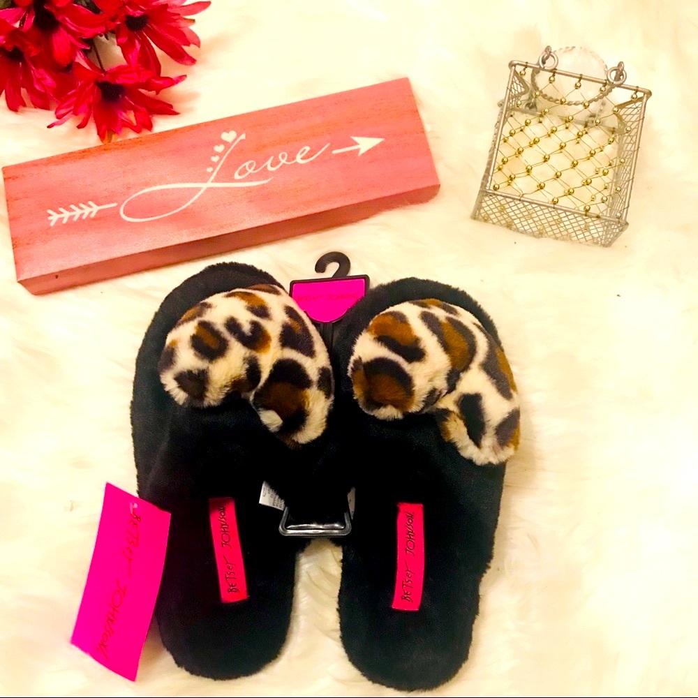 🎉HP🎉💕Betsey Johnson Blk cheetah Furry slippers